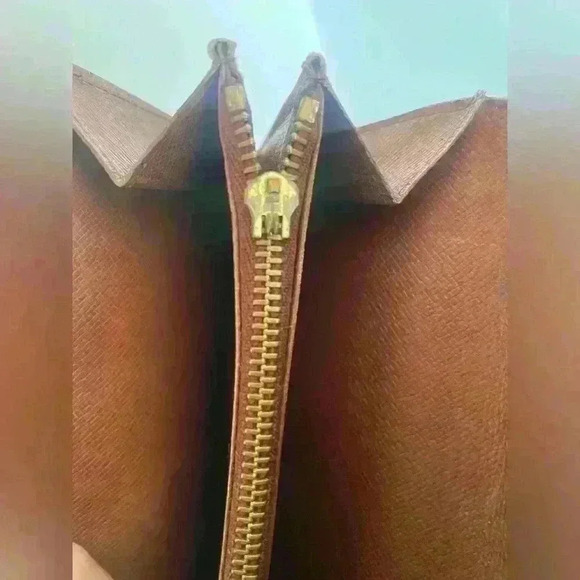 Louis Vuitton Authentic Monogram Sarah Wallet (Has Lots Of Wear) - Picture 13 of 13